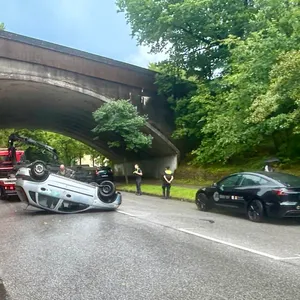 Das Unfallfahrzeug, ein Opel Corsa, bliebt auf dem Dach liegen.