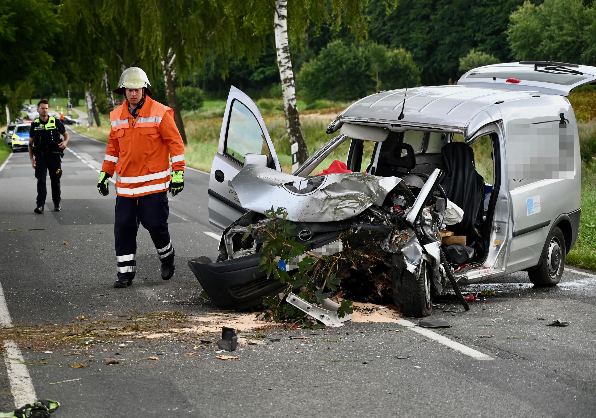 Im Landkreis Harburg: Schornsteinfeger fährt mit Auto frontal gegen Baum.