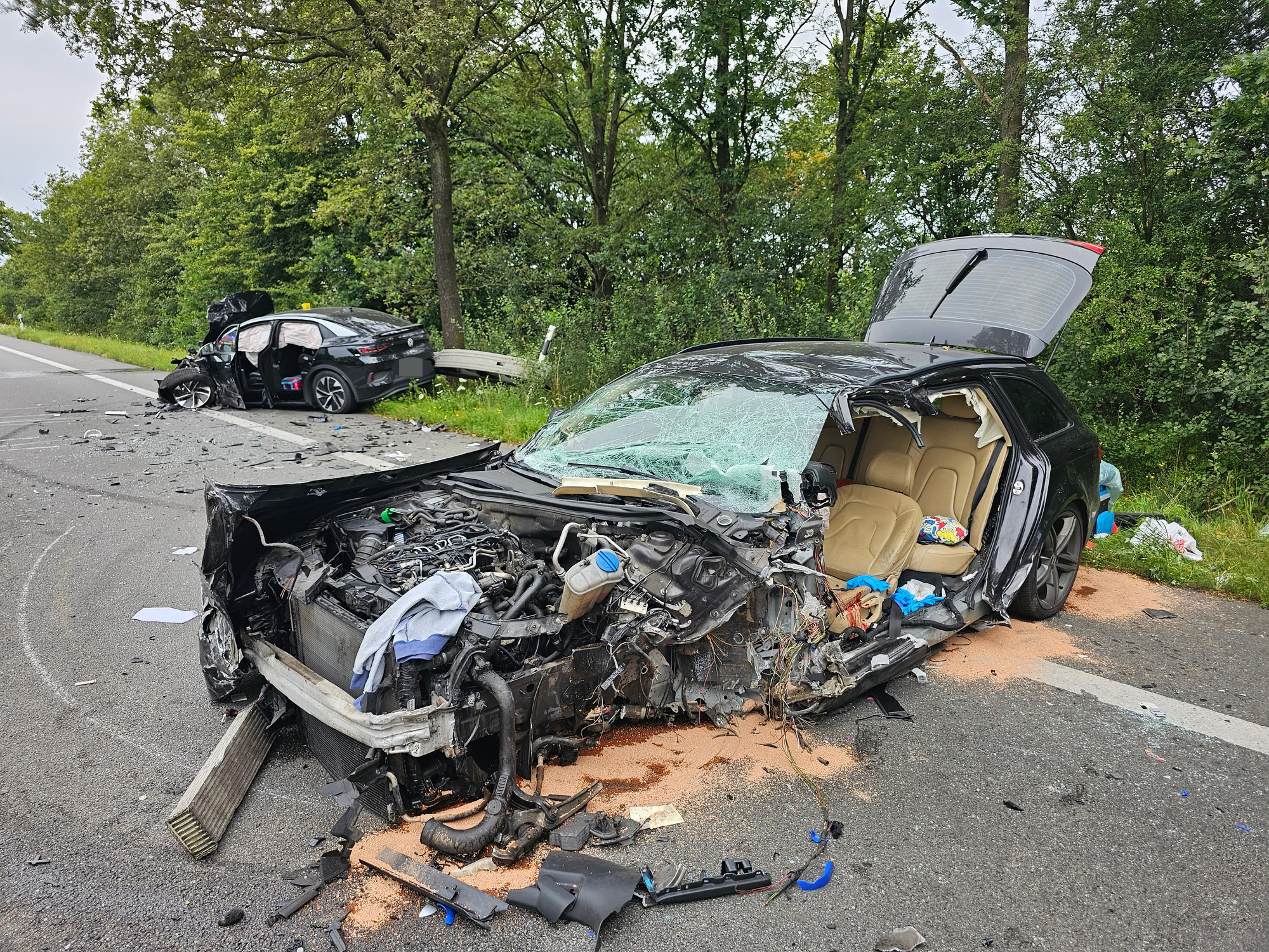 Beide Fahrzeuge blieben auf der B205 stehen. An beiden Fahrzeugen entstand ein Totalschaden.