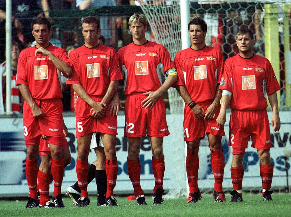 Sreto Ristic, Michael Molata, Steffen Menze, Cristian Fiél und Steffen Baumgart in der Freistoß-Mauer von Union Berlin