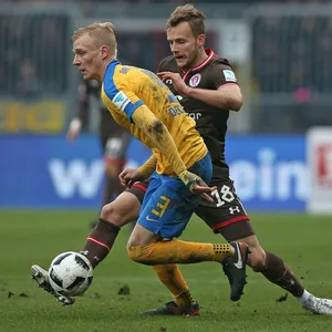 Lennart Thy im Zweikampf mit Saulo Decarli