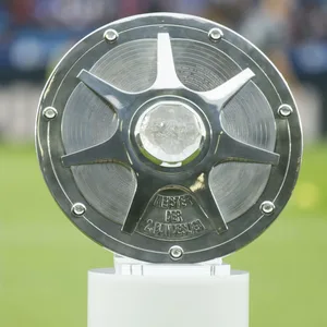 Die „Radkappe“ für den Zweitliga-Meister. Derzeitiger Aufenthaltsort: St. Pauli