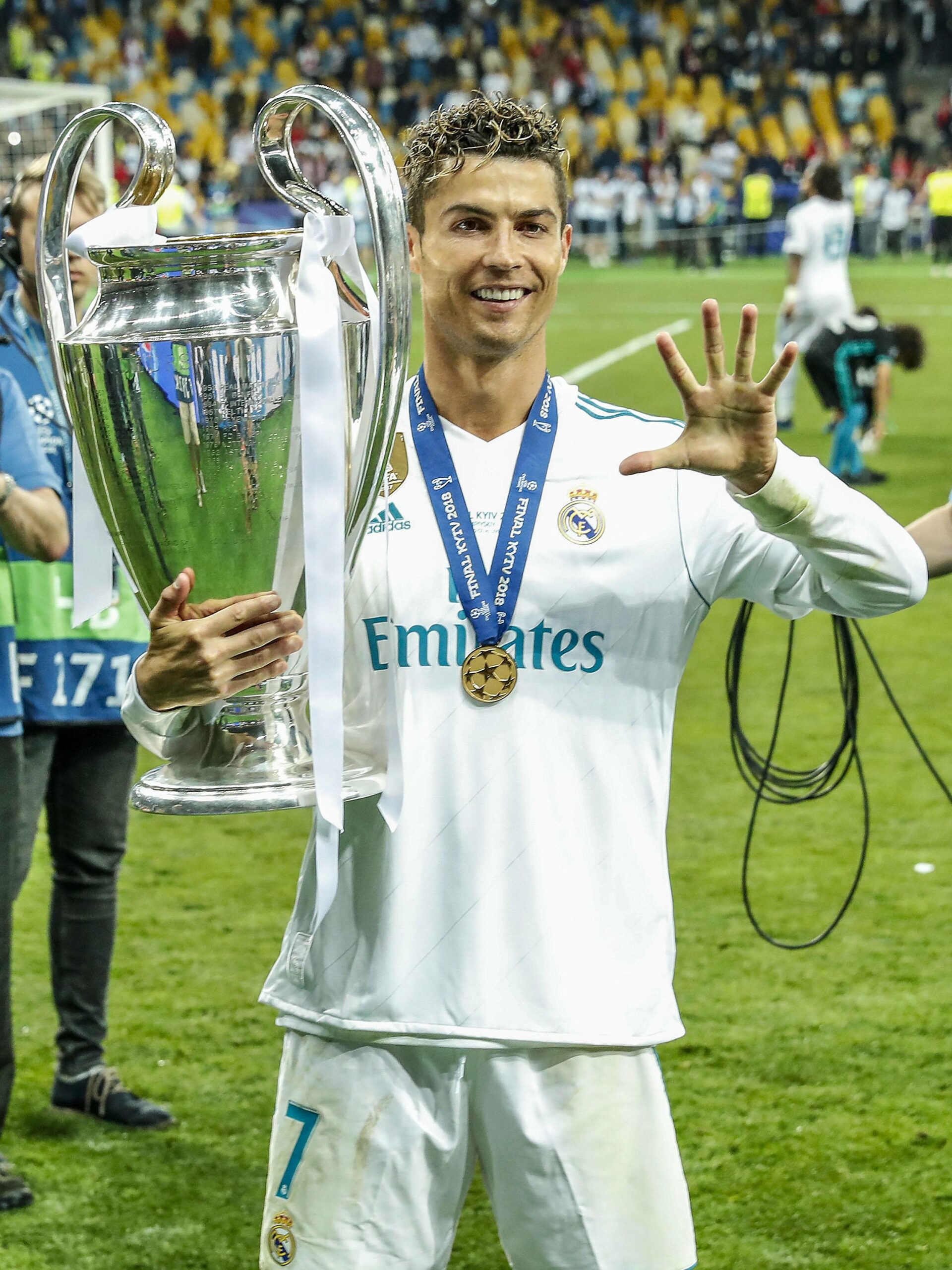 Cristiano Ronaldo mit der CL-Trophäe in der Hand.