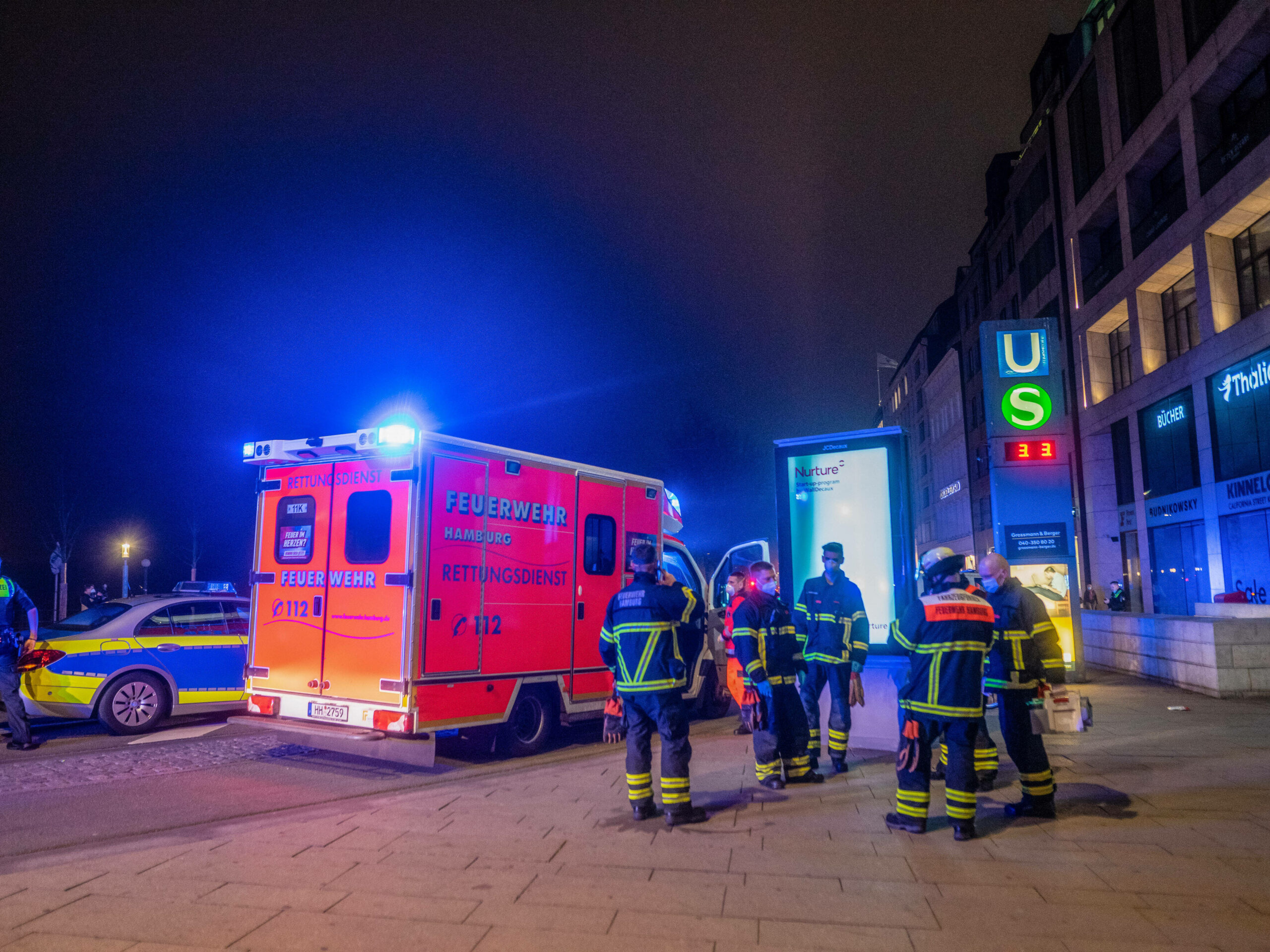 Polizei und Rettungsdienst im Einsatz an der Alster (Symbolbild).