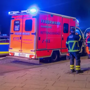 Polizei und Rettungsdienst im Einsatz an der Alster (Symbolbild).