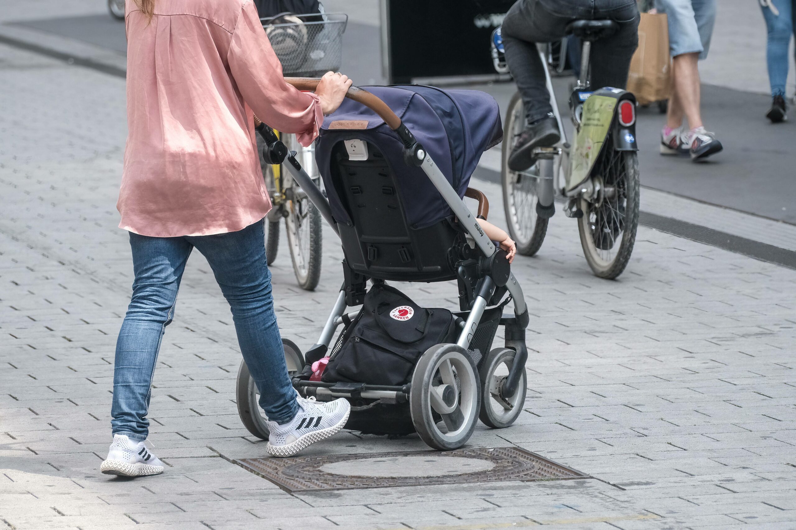 Frau mit Kinderwagen