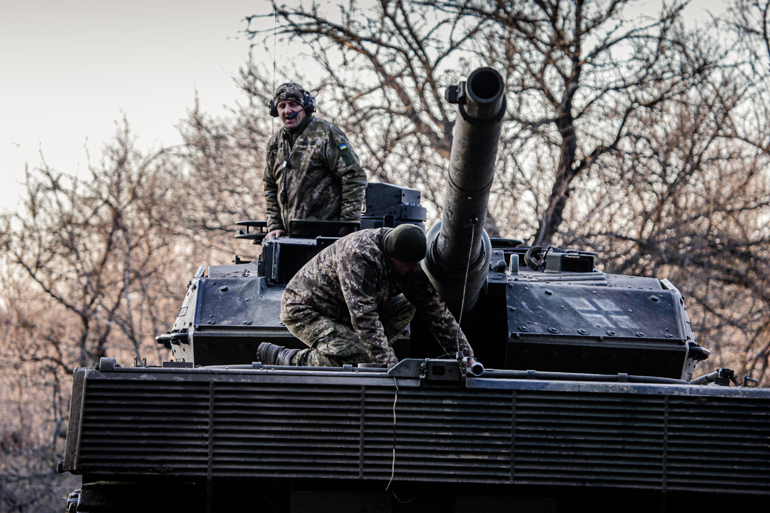 Soldaten des Ukrainischen Heers sind auf einem Kampfanzer vom Typ Leopard 2 im Einsatz.