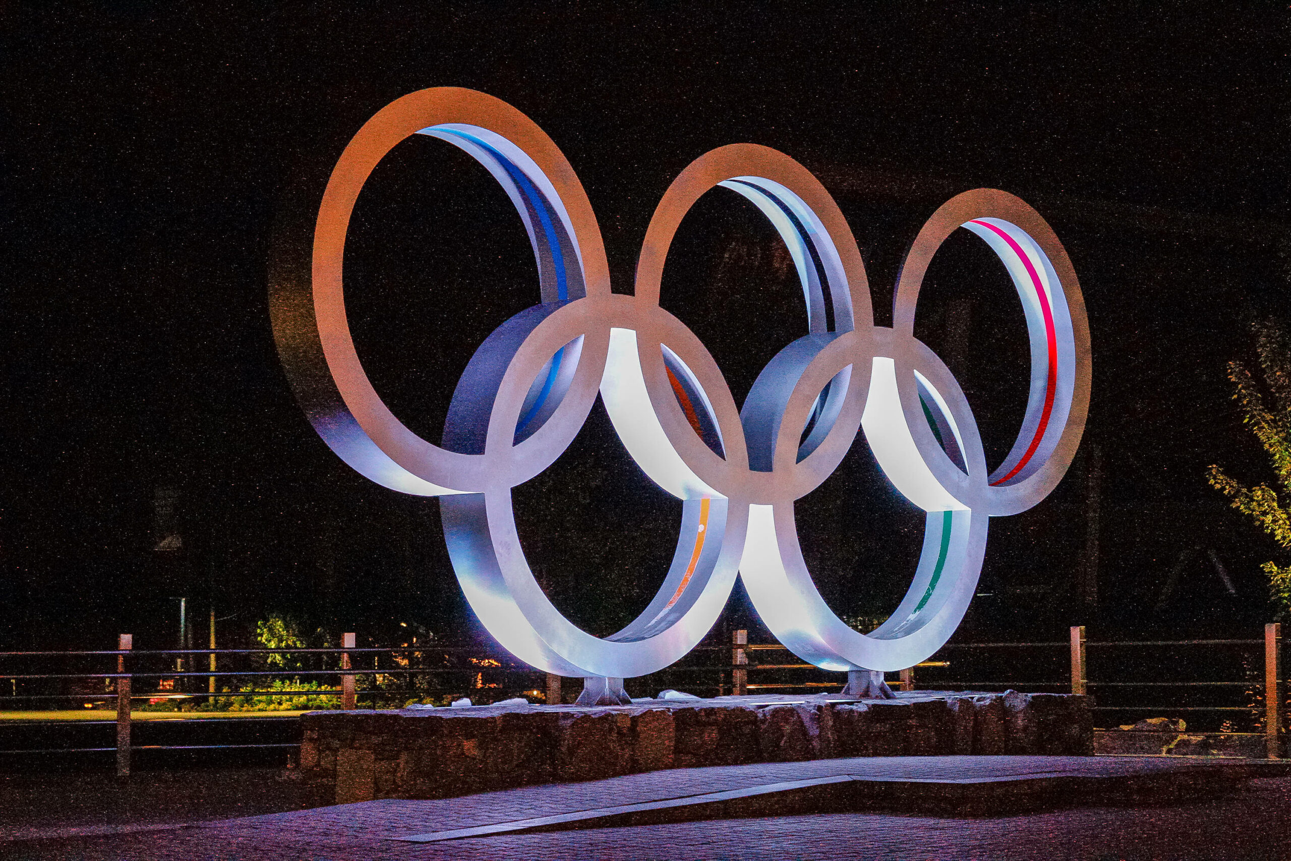 Die olympischen Ringe nachts angestrahlt