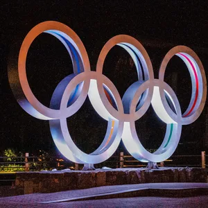 Die olympischen Ringe nachts angestrahlt
