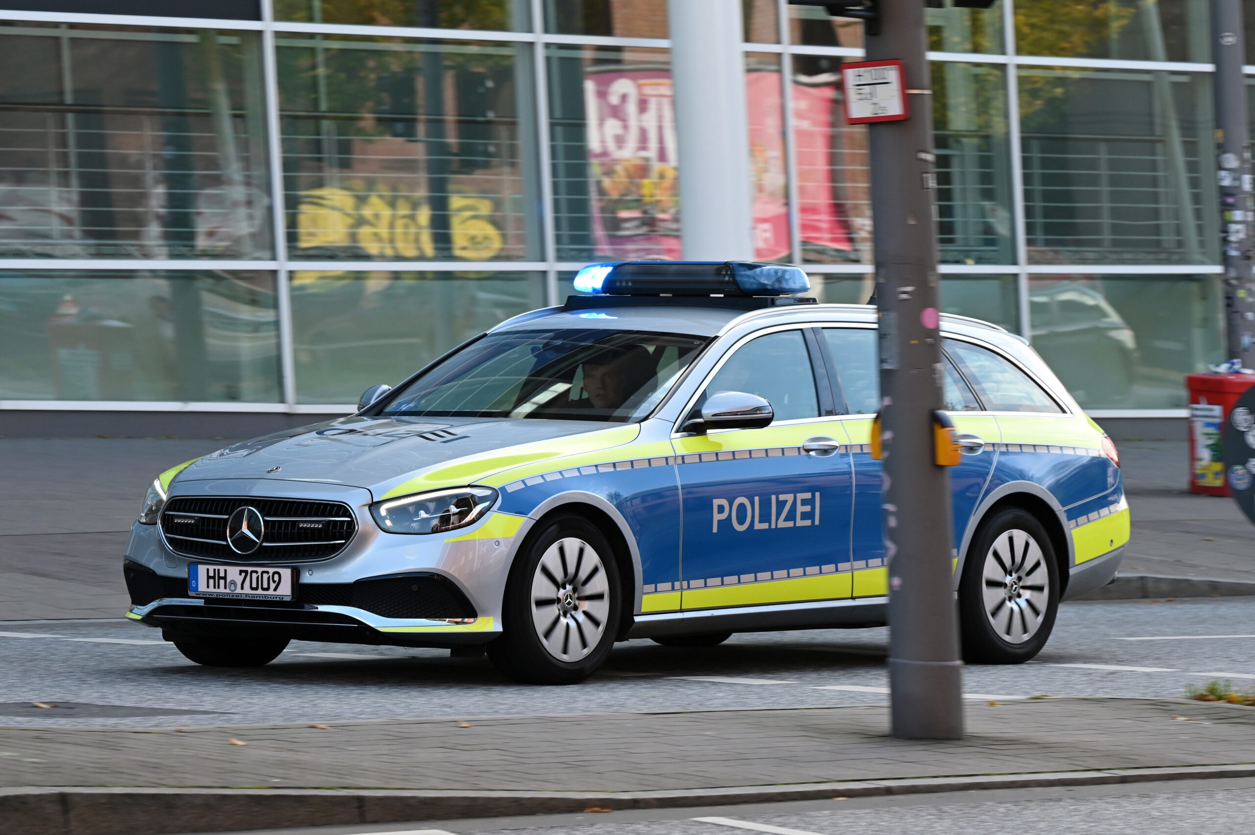 Ein Streifenwagen auf einer Straße in Hamburg. Symbolfoto.