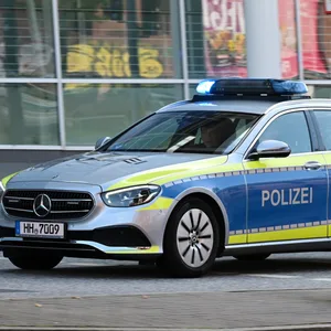 Ein Streifenwagen auf einer Straße in Hamburg. Symbolfoto.