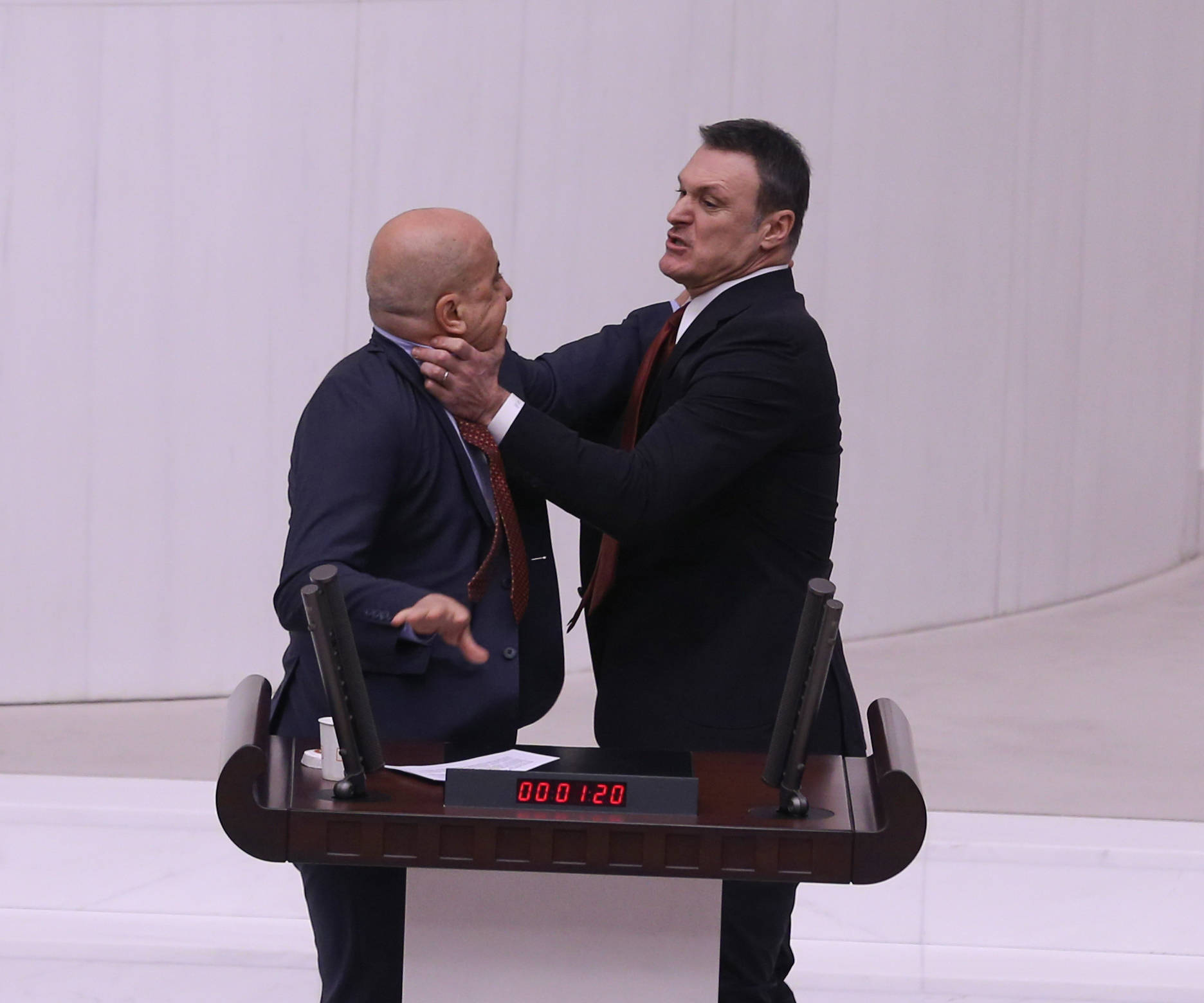 Auseinandersetzung zwischen Ahmet Sik und Alay Olazan im türkischen Parlament