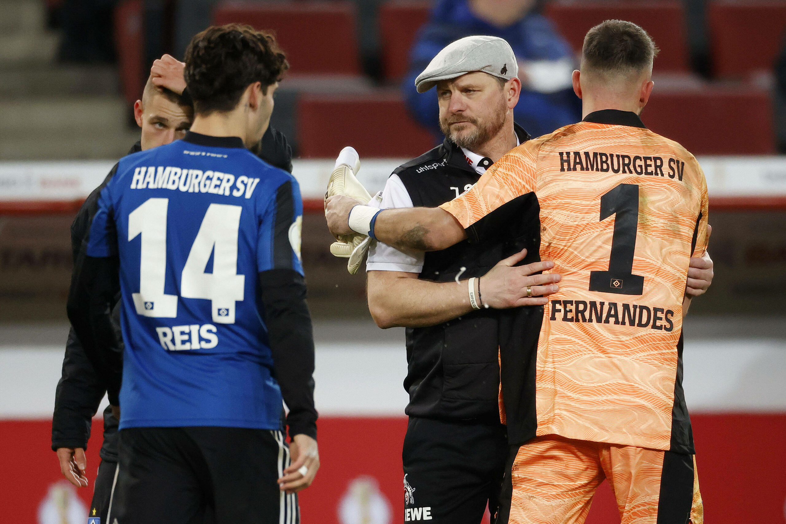 Köln-Trainer Steffen Baumgart umarmt Daniel Heuer Fernandes