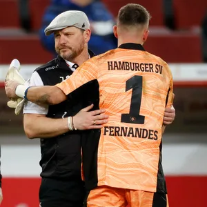 Köln-Trainer Steffen Baumgart umarmt Daniel Heuer Fernandes