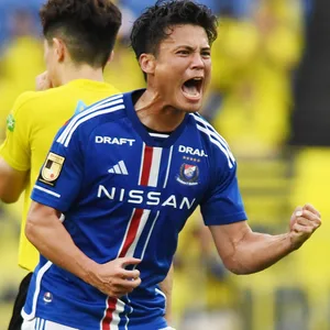 Ryo Miyaichi ballt die Faust und jubelt.