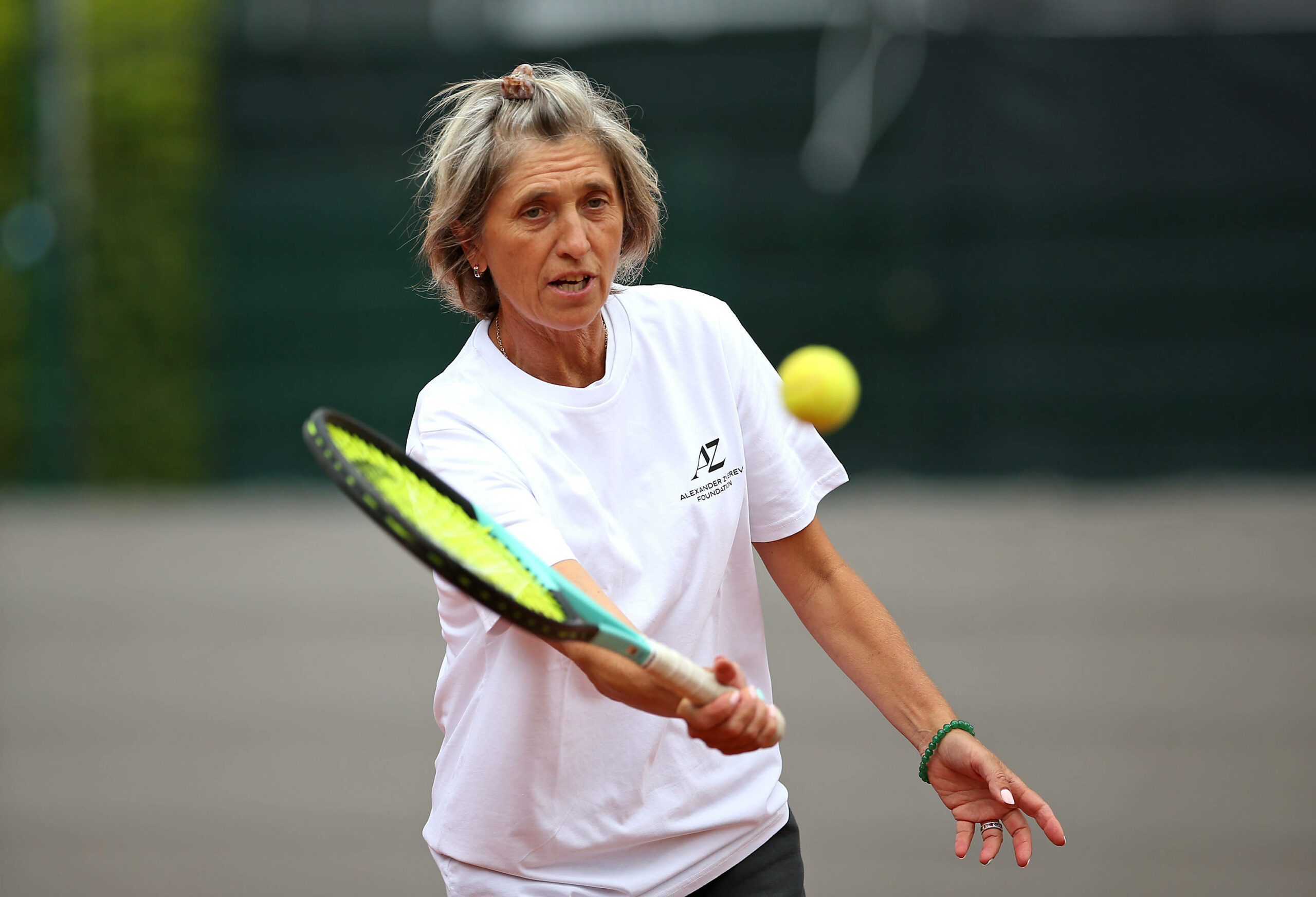 Irina Zvereva spielt eine Vorhand.