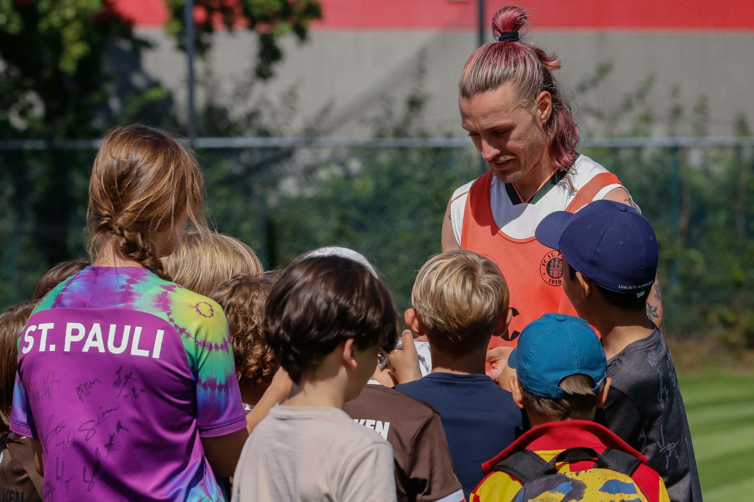 Autogramme von St. Pauli-Kapitän Jackson Irvine sind begehrt.