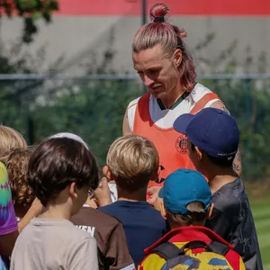 Autogramme von St. Pauli-Kapitän Jackson Irvine sind begehrt.