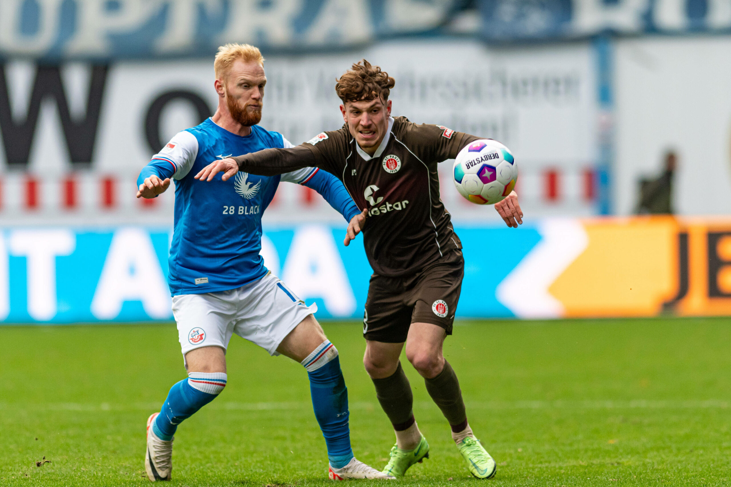 Philipp Treu im Zweikampf mit Nils Fröling