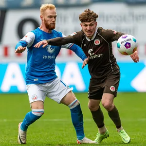 Philipp Treu im Zweikampf mit Nils Fröling