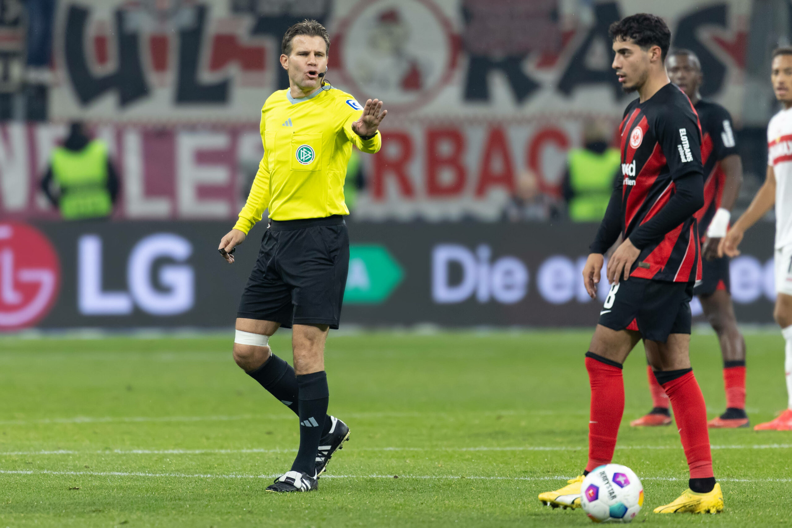 Felix Brych beim Spiel Eintracht Frankfurt gegen den VfB Stuttgart