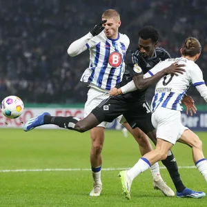 Márton Dárdai im Zweikampf mit Jatta.