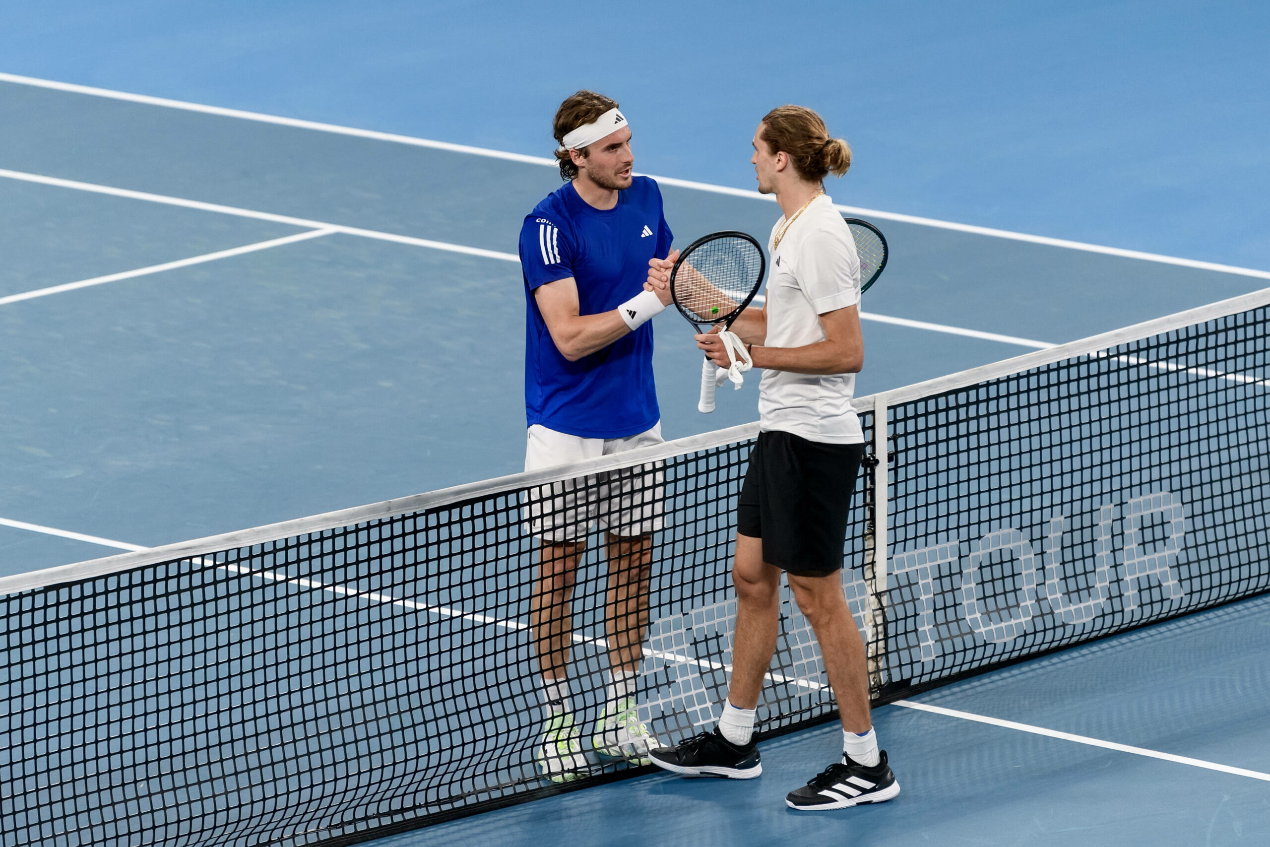 Stefanos Tsitsipas gibt Alexander Zverev am Netz die Hand