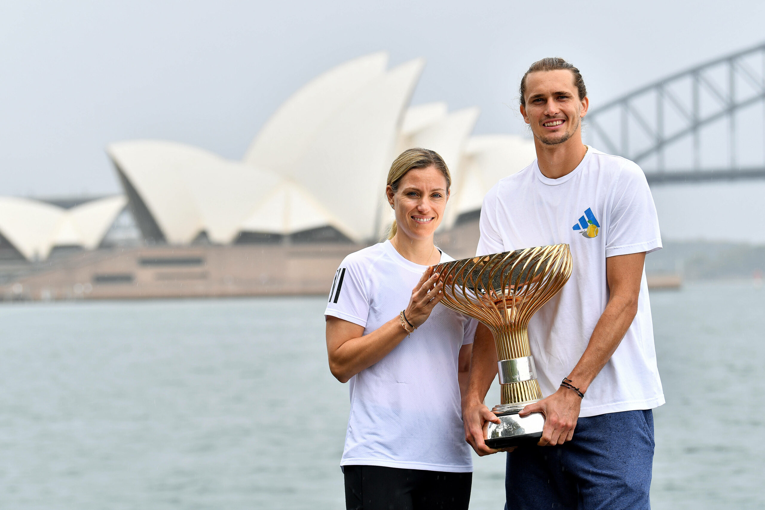 Alexander Zverev und Angelique Kerber posieren mit einem Pokal.