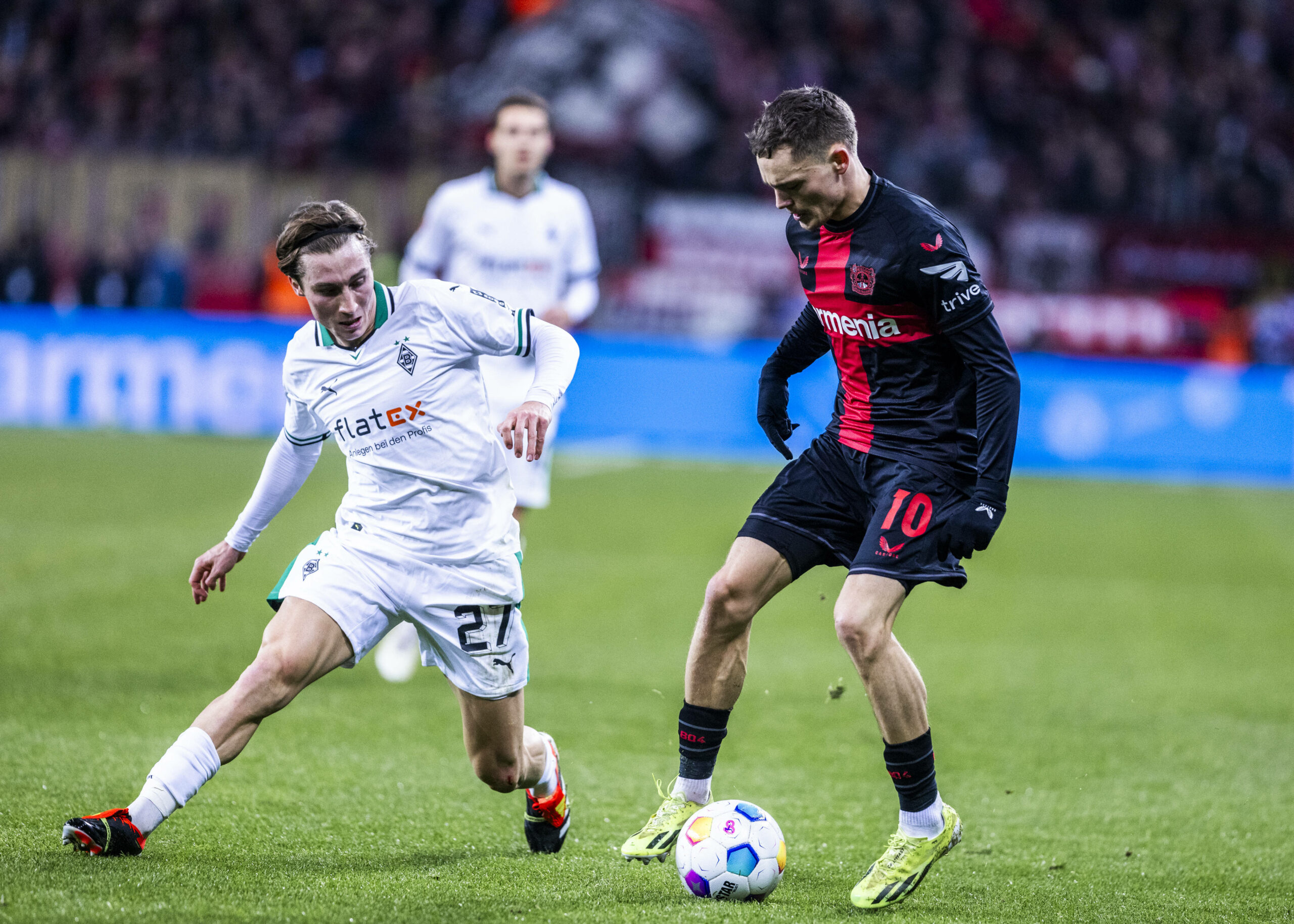 Rocco Reitz von Mönchengladbach und Florian Wirtz von Bayer Leverkusen