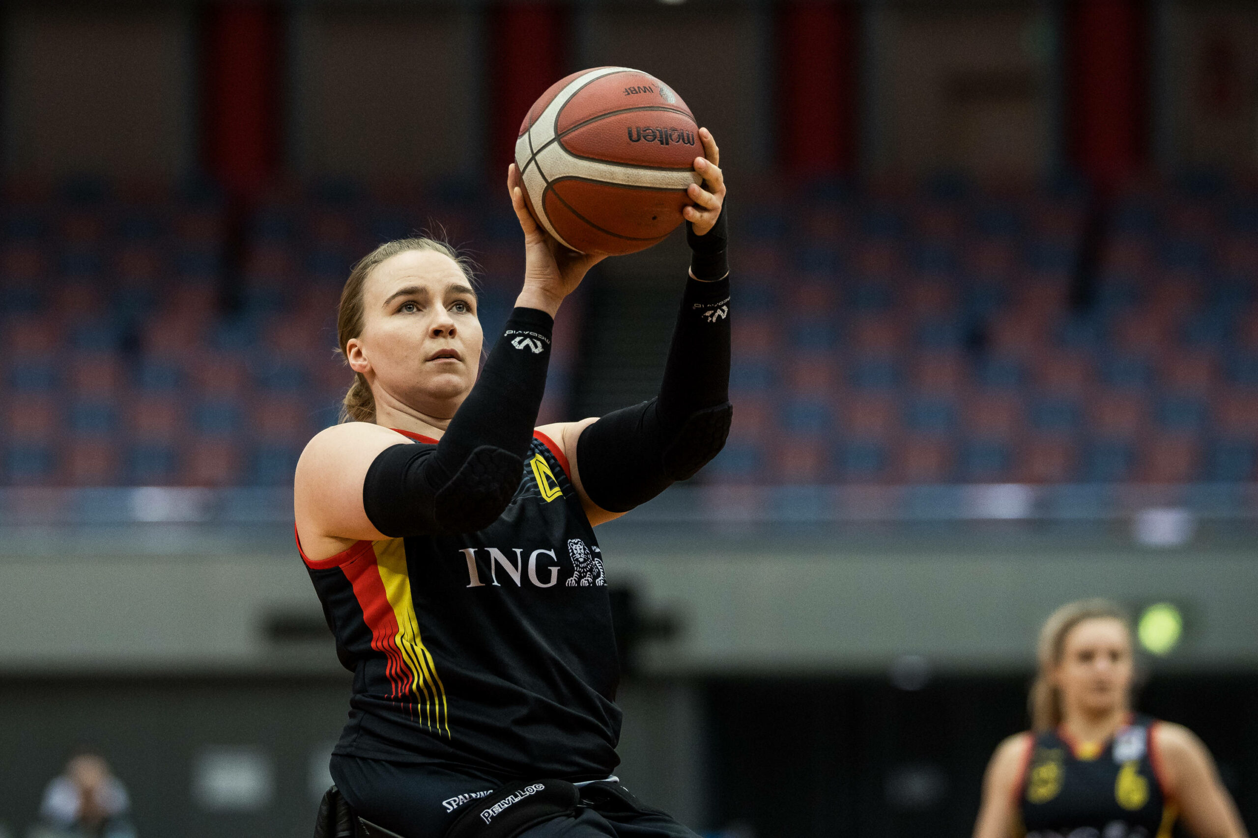 Rollstuhlbasketballerin Mareike Miller geht in die Wurfhaltung.