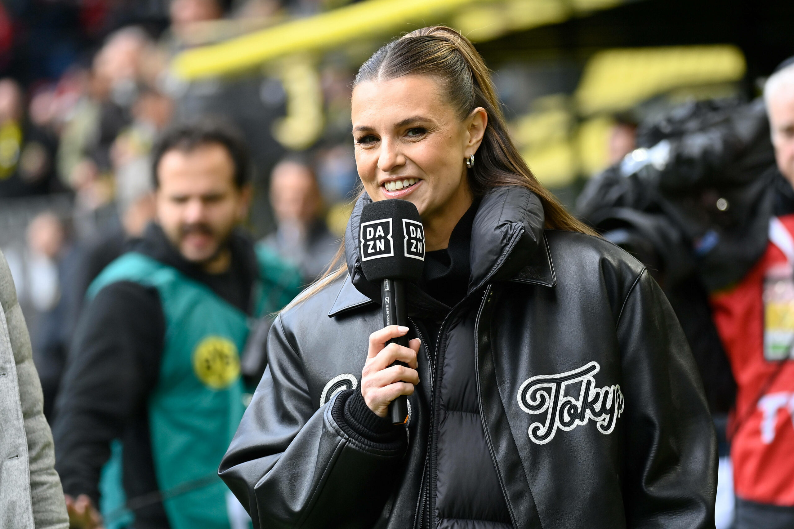 Laura Wontorra am DAZN-Mikrofon