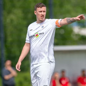 Max Kruse gibt auf dem Platz Anweisungen.