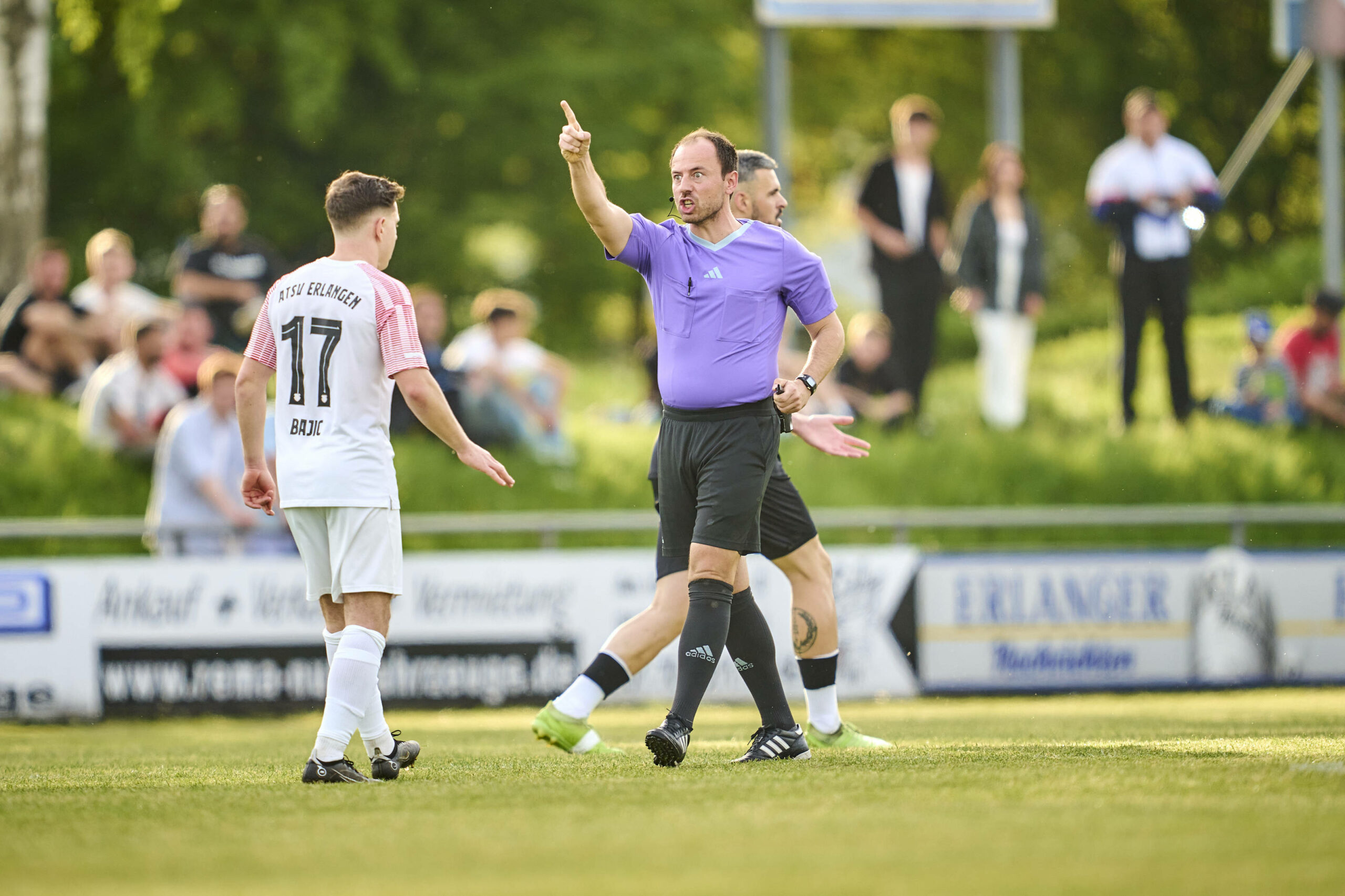 Ein Schiedsrichter schickt einen Spieler fort