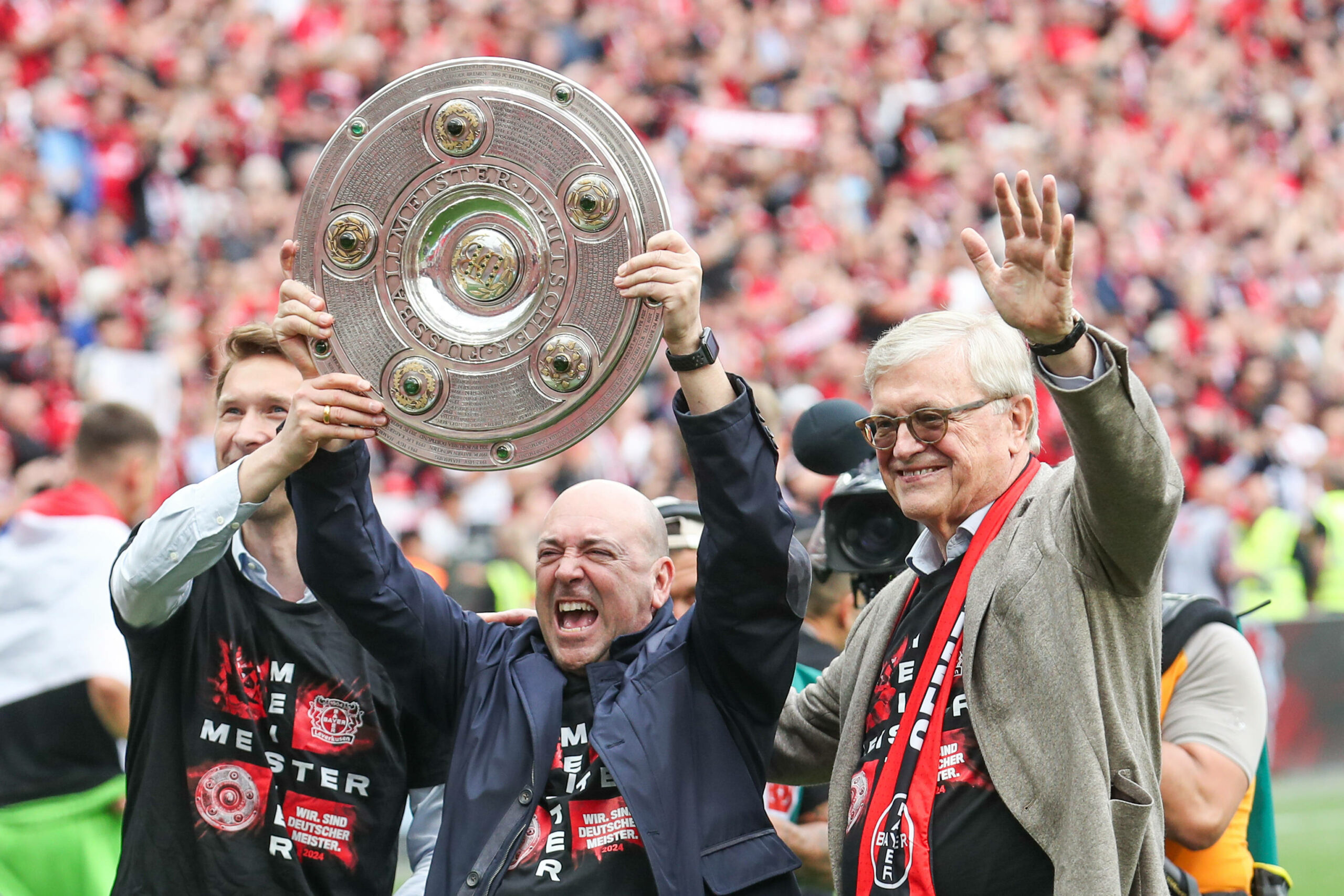 Leverkusen-Boss Fernando Carro hebt die Meisterschale in die Luft