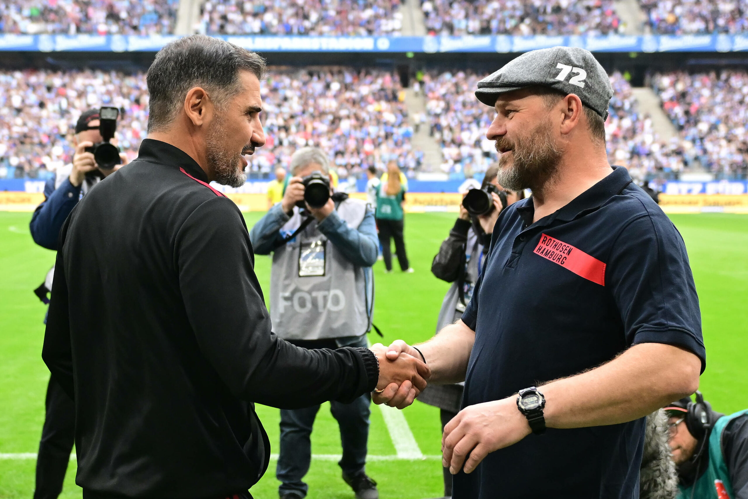 Cristian Fiél und Steffen Baumgart gebrüßen sich per Handschlag im Volksparkstadion