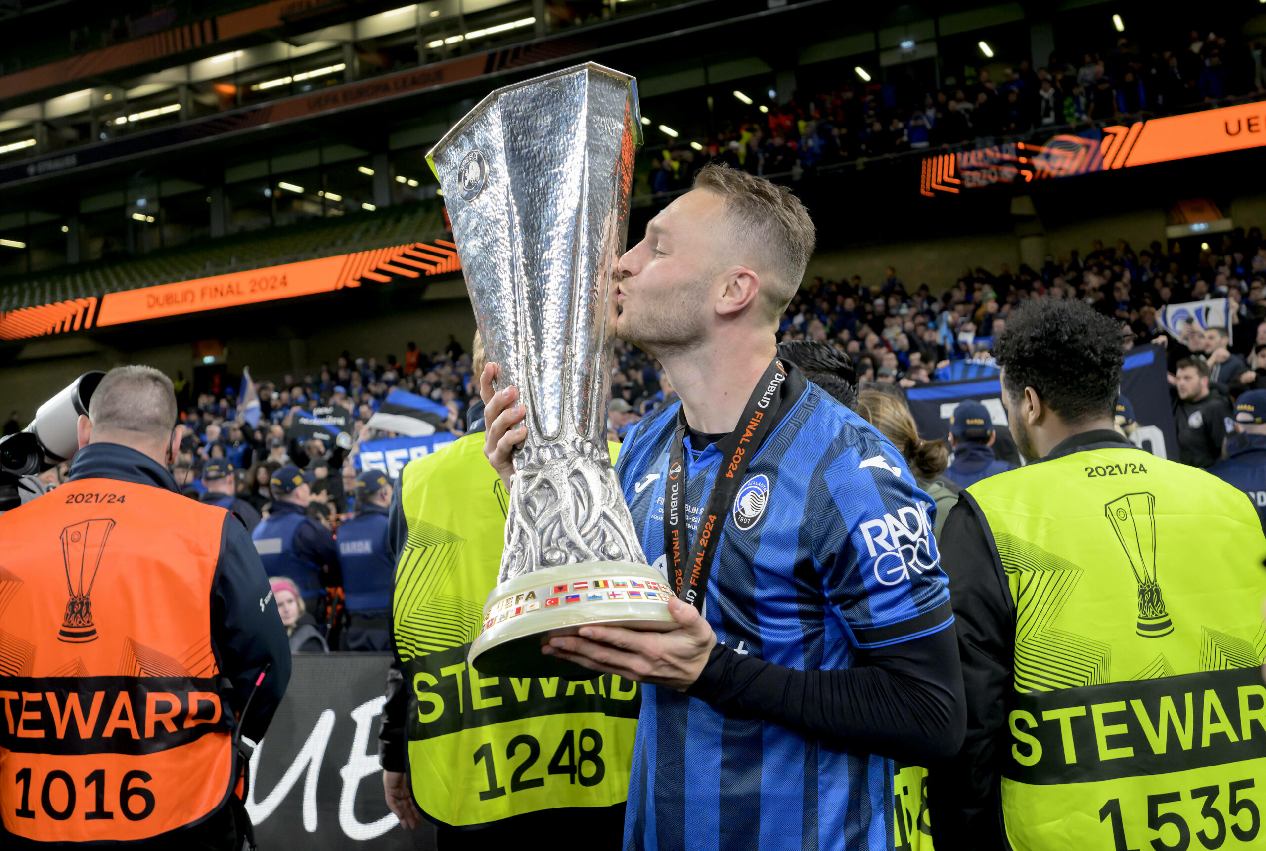 Teun Koopmeiners küsst den Europa-League-Pokal