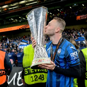 Teun Koopmeiners küsst den Europa-League-Pokal