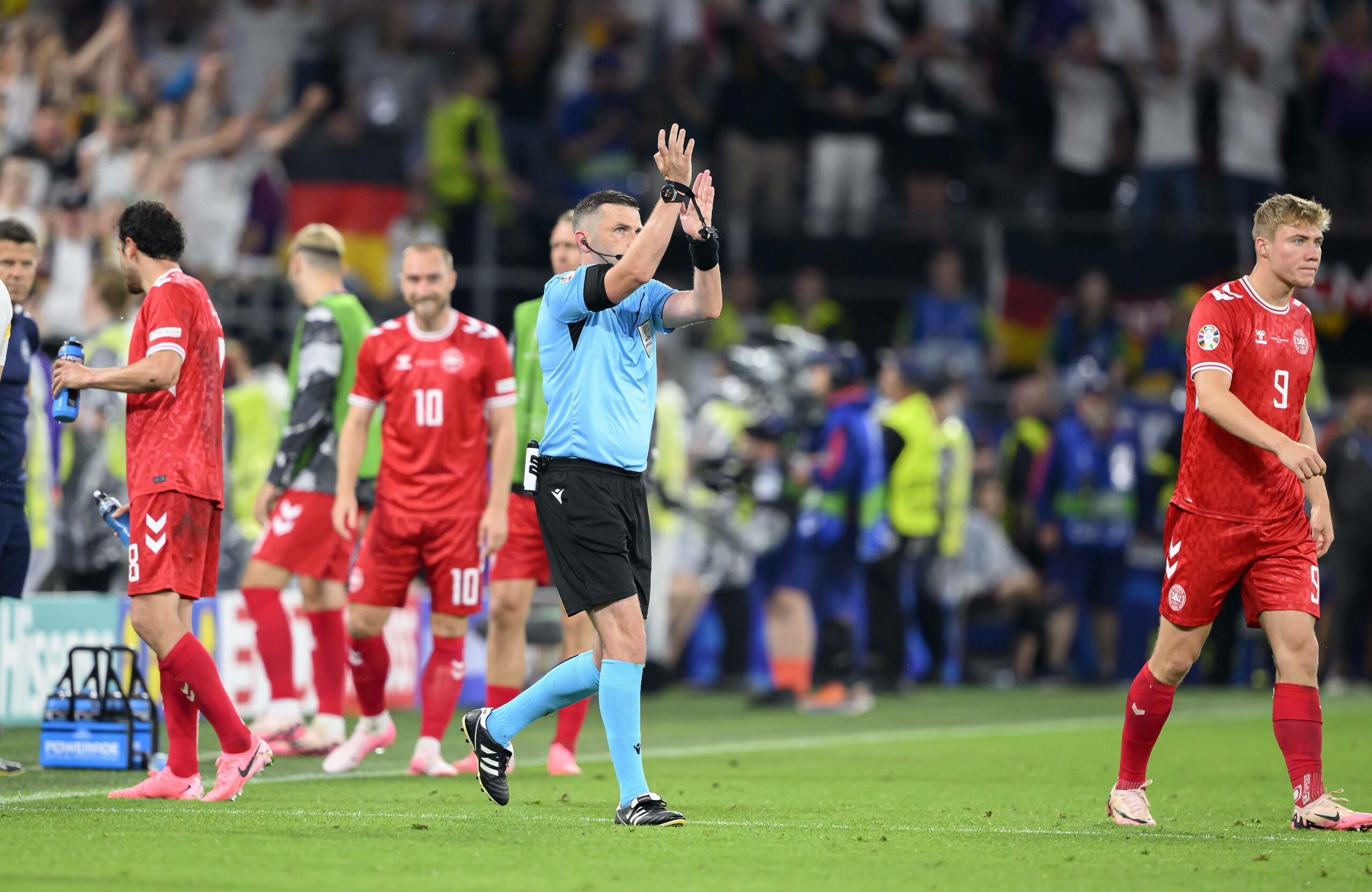 Schiedsrichter Michael Oliver pfeift Handspiel