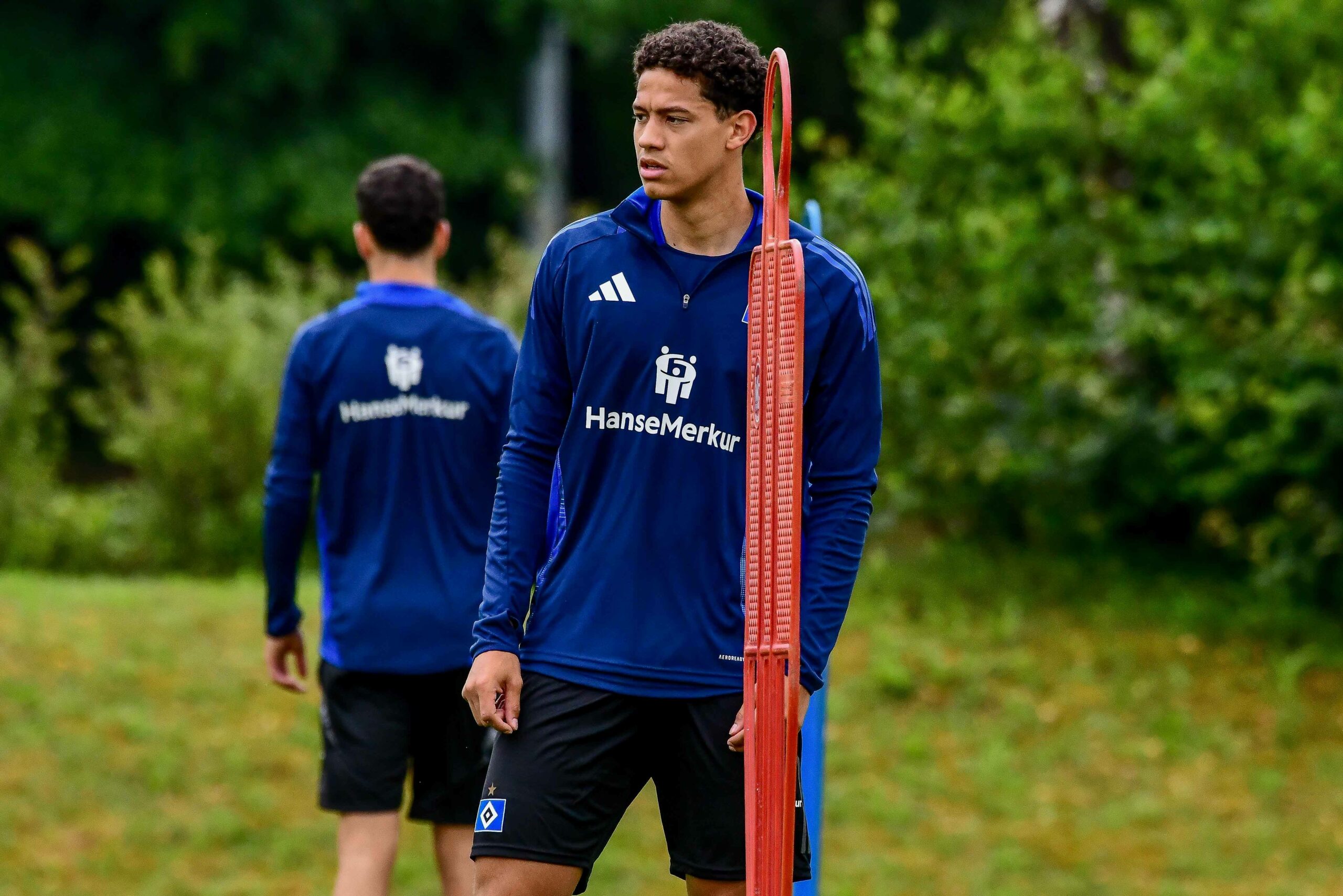 András Németh schaut im HSV-Training über den Platz