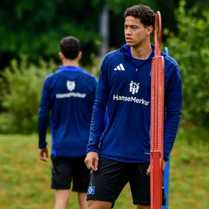András Németh schaut im HSV-Training über den Platz