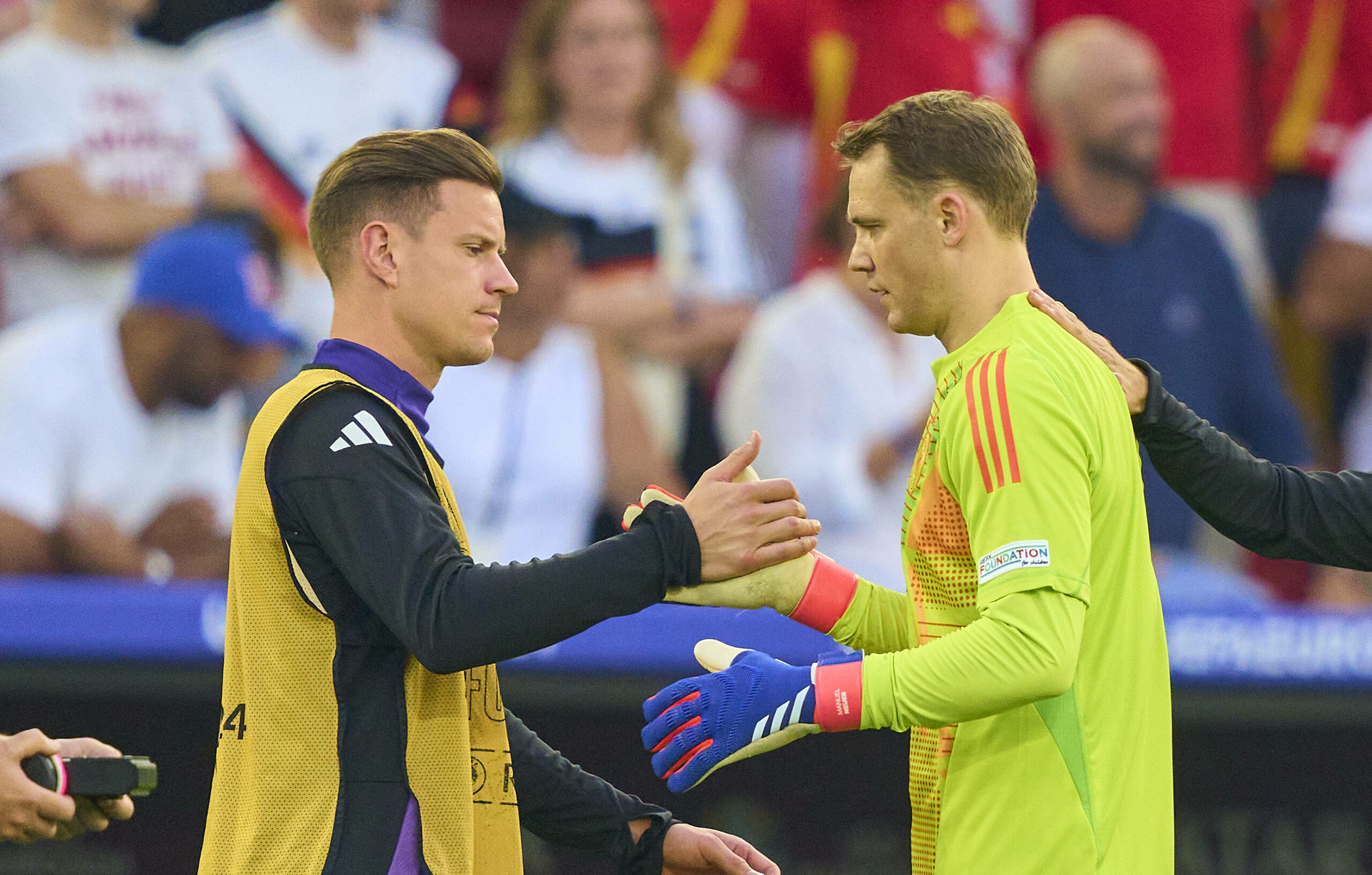 Marc-André Ter Stegen und Manuel Neuer klatschen ab