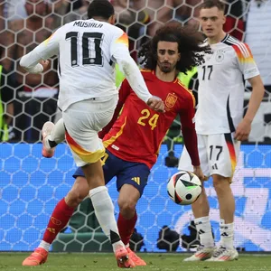Spaniens Marc Cucurella bekommt den Ball an die Hand