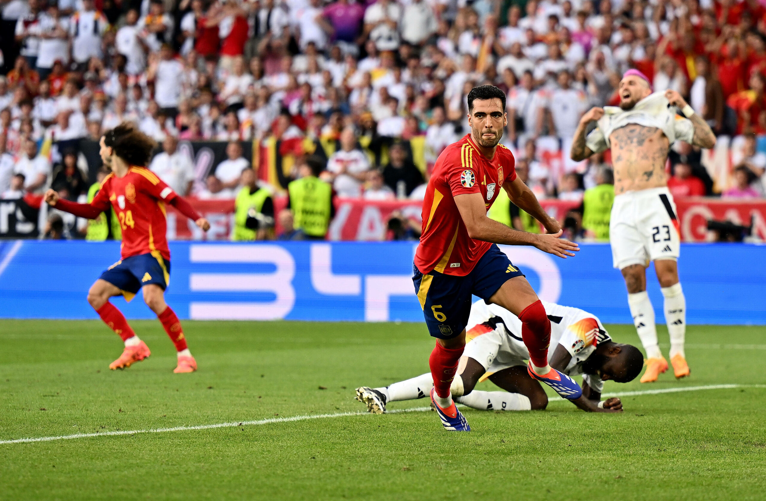 Mikel Merino jubelt nach seinem Tor.