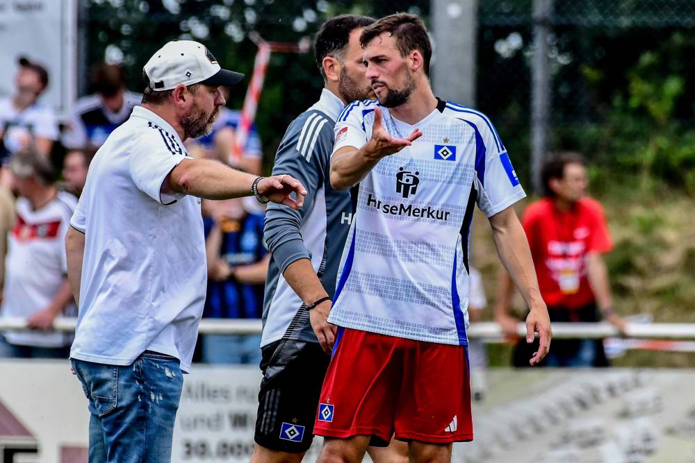 HSV-Profi Jonas Meffert (r.) ist auch unter Steffen Baumgart Stammspieler beim HSV.