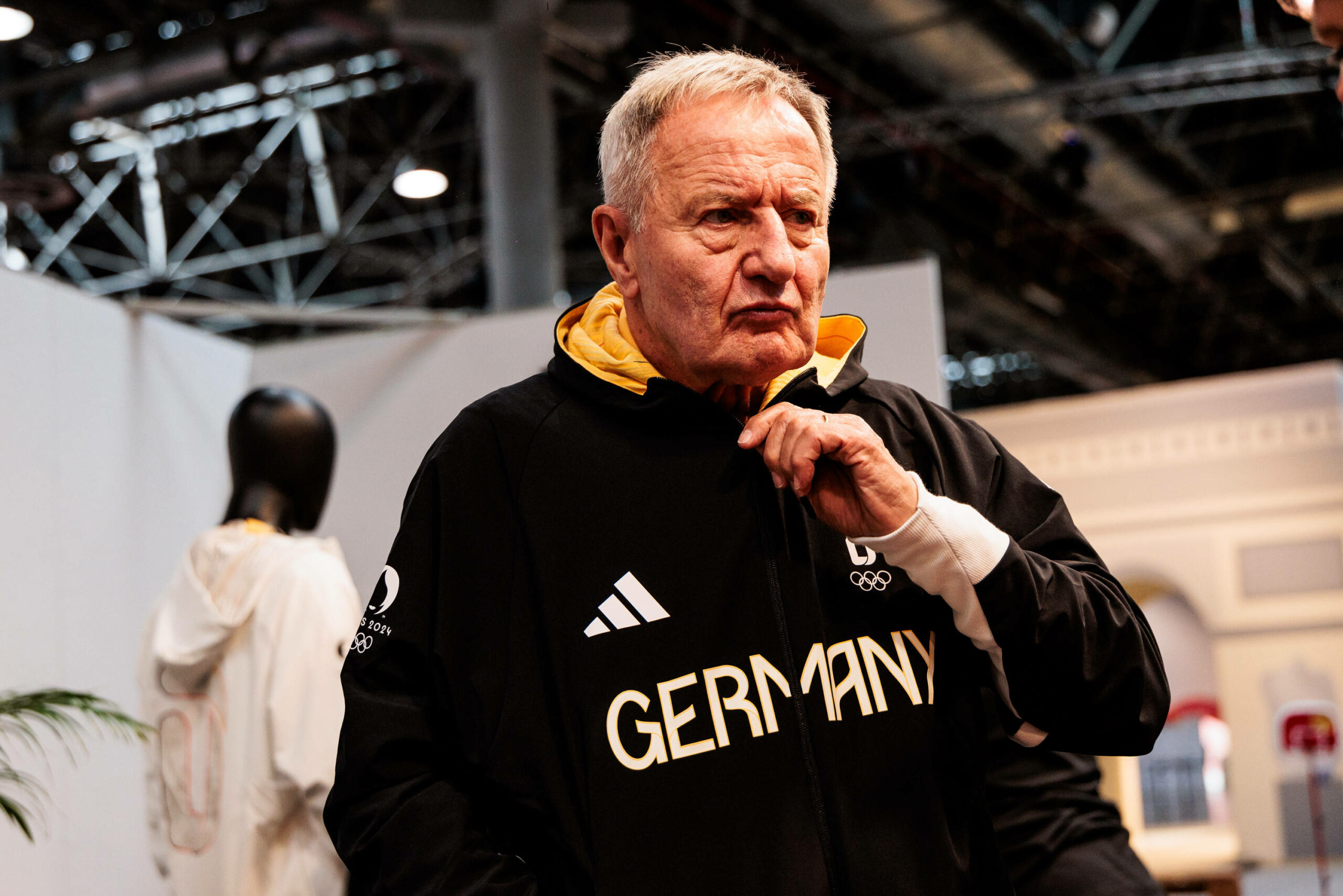 Julius Beucher bei der Paralympics Einkleidung.