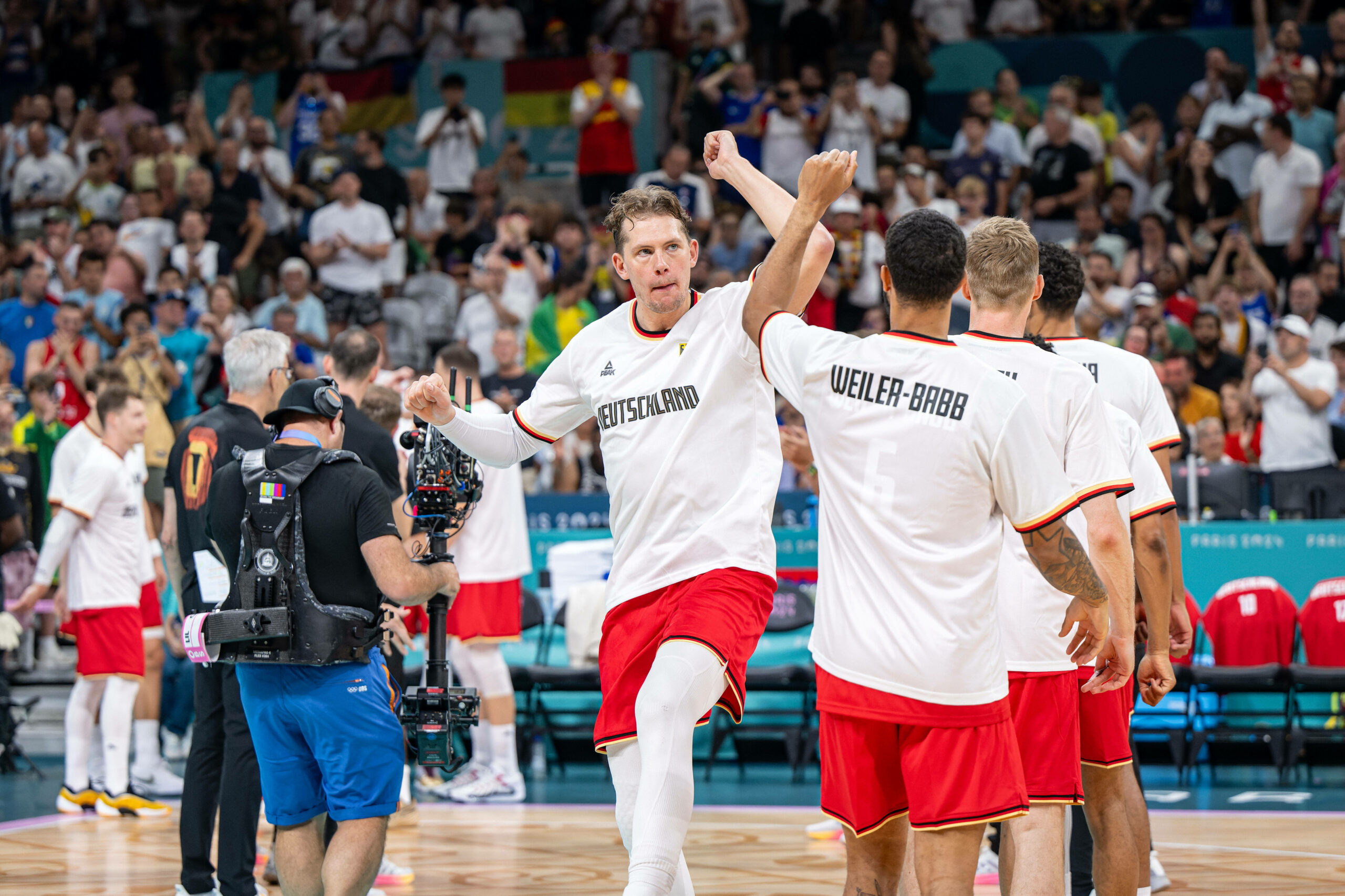 Deutsche Basketballer klatschen sich ab