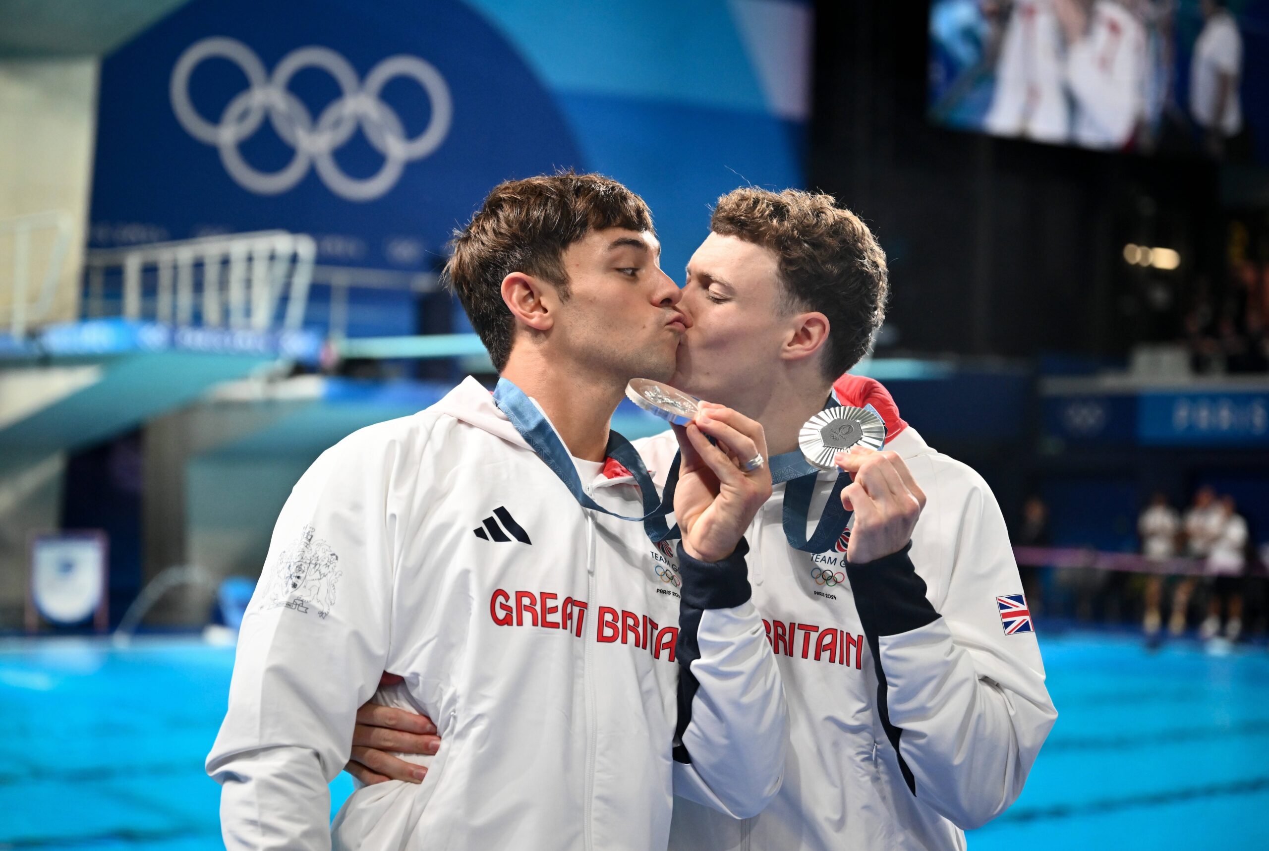 Tom Daley und sein Wassersprung-Partner Noah Williams feiern