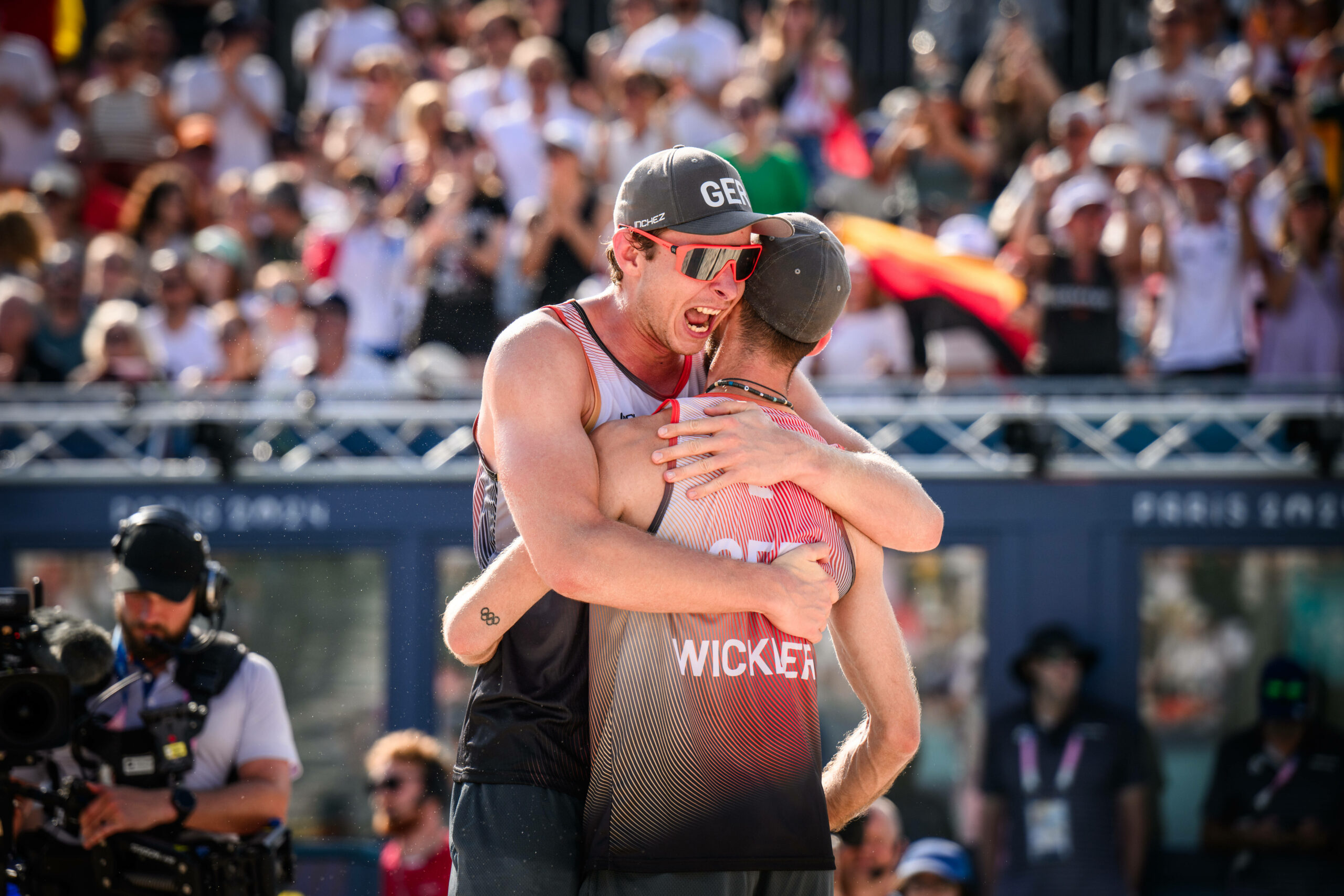 Nils Ehlers (l.) und Clemens Wickler bejubeln ihren Sieg über das australische Duo.