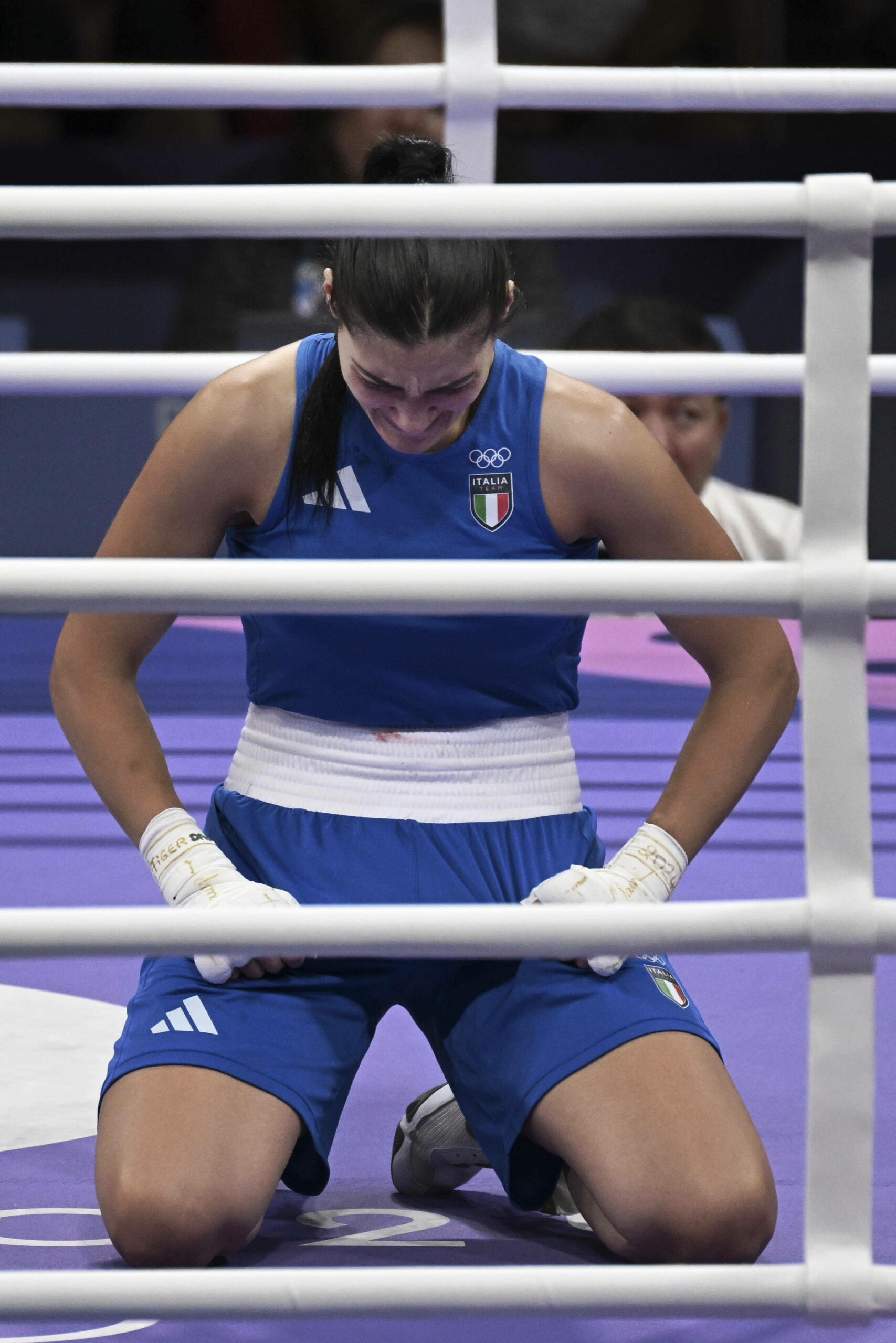 Angela Carini kniet auf dem Boden des Boxrings