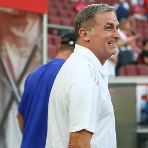 HSV-Sportvorstand Stefan Kuntz lacht am Seitenrand des Stadions vom 1. FC Köln